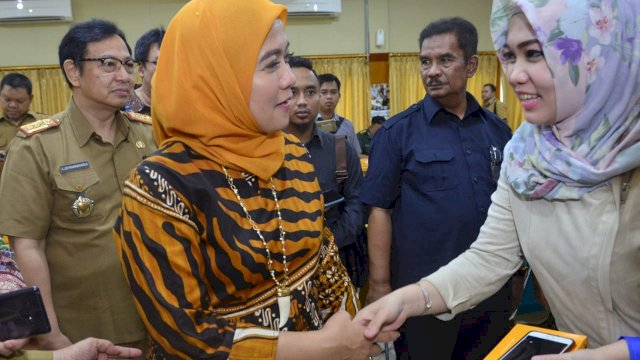 Anggota Komisi IX DPR RI, Aliyah Mustika Ilham menyalami Staf di Kantor Dinas Kesehatan Provinsi Sulawesi Selatan saat melakukan kunjungan kerja, Selasa (15/01/2019).