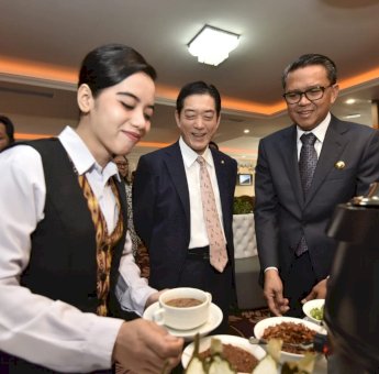 Nurdin Abdullah Jamu Gubernur Ehime Makan Coto Makassar