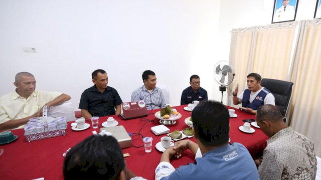 Ketua PMI Kota Makassar, Syamsu Rizal bertemu 14 pendonor darah asal Makassar yang akan menerima penghargaan dari Presiden Republik Indonesia, di Markas PMI, Jl. Kandea, Sabtu (19/01/2019).