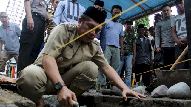 Wakil Wali Kota Makassar, Syamsu Rizal (Deng Ical) melakukan peletakan renovasi Masjid Babut Taqwa di jalan Dahlia, Kecamatan Mariso, Senin (21/01/2019).