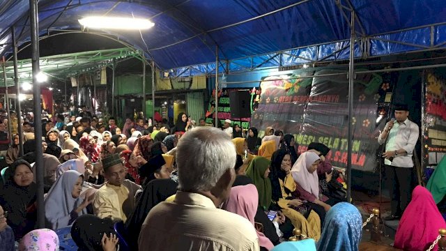 Bupati Gowa, Adnan Purichta Ichsan memberikan sambutan pada Takziah malam pertama Almarhumah Nuraliyah, Senin (21/01/2019).