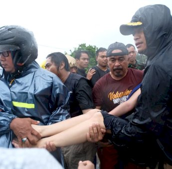 Bupati Gowa Turun Langsung Evakuasi Warga di Pallangga
