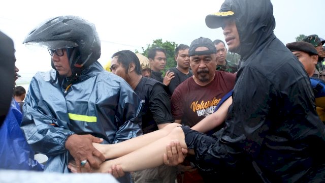 Bupati Gowa, Adnan Purichta Ichsan mengevakuasi warga korban banjir di Kecamatan Pallangga, Selasa (22/01/2019).