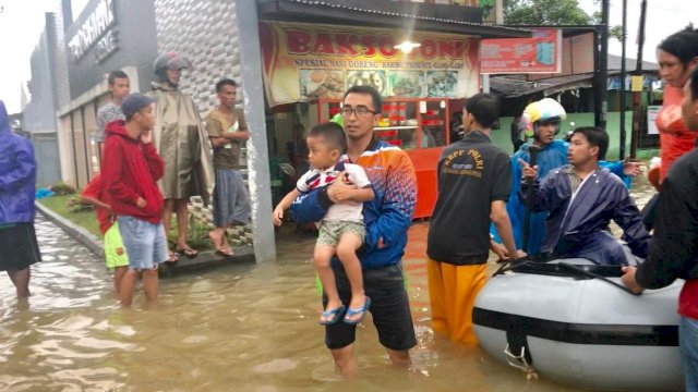 Anggota Fraksi NasDem DPRD Kota Makassar, Mario Ravid meninjau lokasi banjir ei Perumahan Kodam III, BTP, Selasa (22/01/2019).