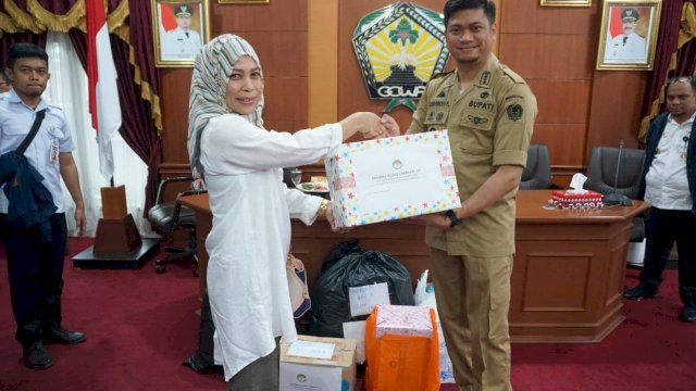 Bupati Gowa, Adnan Purichta Ichsan menerima bantuan untuk korban banjir, di Baruga Karaeng Pattingaloang Kantor Bupati Gowa, Rabu (23/01/2019).