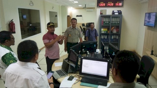 Wakil Gubernur Sulsel, Andi Sudirman Sulaiman mengunjungi Pusat Pengendalian Operasi BPBD Sulawesi Selatan, jalan AP Pettarani Makassar, Rabu (23/01/2019).