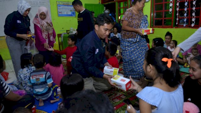 Tim Komunitas Aliyah Mustika Ilham membagikan bantuan makanan kepada korban banjir di Mangasa, Kabupaten Gowa, Selasa (22/01/2019).