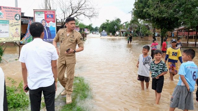 Bupati Gowa, Adnan Purichta Ichsan meninjau titik banjir di Kecamatan Patalassang, Rabu (23/01/2019).