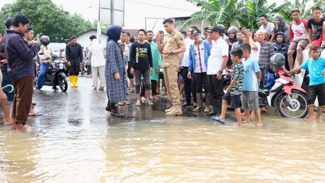 Bupati Gowa, Adnan Purichta Ichsan meninjau lokasi terdampak banjir, Rabu (23/01/2019).