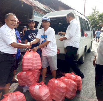 Kesbangpol Makassar Salurkan Bantuan Makanan ke Korban Bencana Banjir