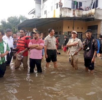 Wagub Sulsel Salurkan Bantuan Korban Bencana Banjir di Jalan Bung Kota Makassar