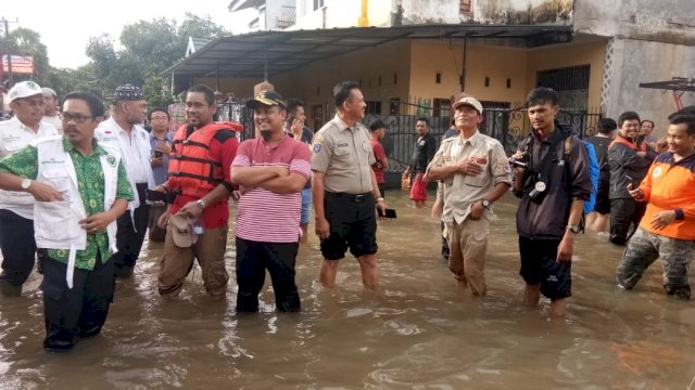 Wakil Gubernur Sulsel Andi Sudirman Sulaiman meninjau langsung korban di pengungsian yang berada di Masjid Jihadun Awwalin, Perintis Kemerdekaan KM IV jalan Bung Blok AB, Kota Makassar, Rabu (23/01/2019).