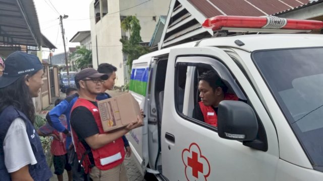 TIM dari PMI Kota Makassar menyalurkan bantuan di dua lokasi terdampak banjir Kota Makassar, Rabu (23/01/2019).