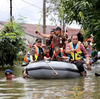 Kunjungi Tiga Lokasi Banjir, Danny Jamin Suplai Makanan Tercukupi