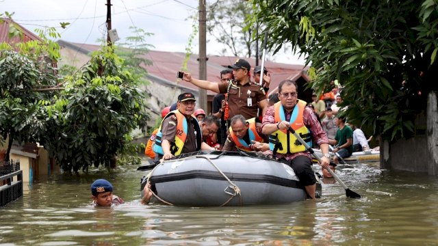 Wali Kota Makassar Moh. Ramdhan 'Danny' Pomanto meninjau tiga titik lokasi banjir, Kamis (24/01/2019).