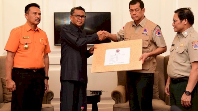 Gubernur Sulsel, Nurdin Abdullah menerima secara simbolis bantuan dari Kepala BNPB, Doni Monardo, Kamis (24/01/2019).