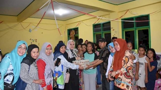 Pengurus PKK Kecamatan Panakkukang menyerahkan bantuan kepada pengungsi korban banjir, Kamis (24/01/2019).