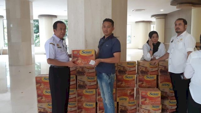 Penyaluran bantuan mie instan untuk korban terdampak banjir oleh PD Parkir Makassar Raya, Kamis (24/01/2019).