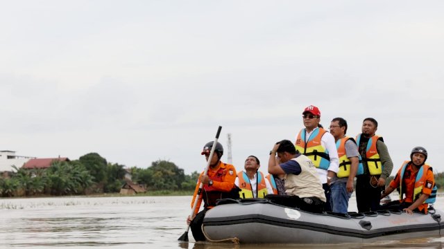 Wali Kota Makassar, Moh. Ramdhan 'Danny' Pomanto meninjau lokasi banjir di wilayah Kecamatan Manggala, Jumat (25/01/2019).
