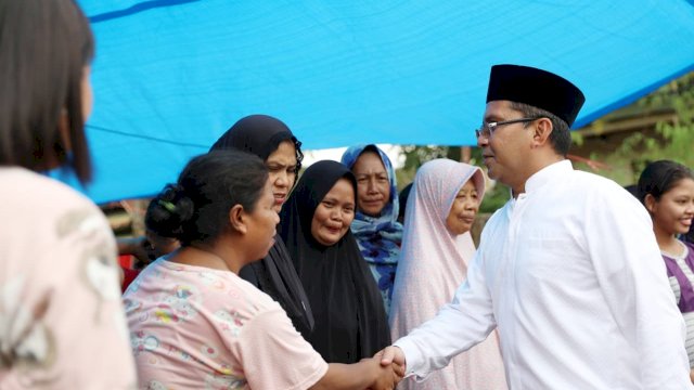 Wali Kota Makassar Moh. Ramdhan 'Danny' Pomanto mengunjungi warga korban banjir di Kelurahan Panaikang, Kecamatan Panakkukang, Kota Makassar, Jumat (25/01/2019).