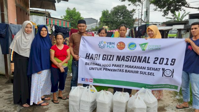 Lembaga Kemanusiaan Dompet Dhuafa membagikan 1.000 paket makanan sehat untuk korban banjir di Makassar dan Gowa, Jumat (25/01/2019).
