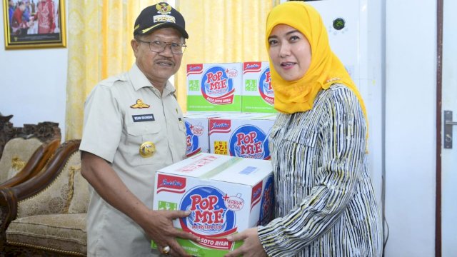 Anggota DPR RI, Aliyah Mustika Ilham serahkan bantuan untuk korban banjir bandang kepada Bupati Jeneponto, Iksan Iskandar, Jumat (25/01/2019).