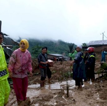 Ketua PKK Gowa Kunjungi Korban Banjir dan Longsor di Bungaya