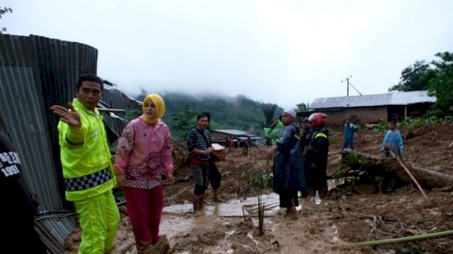 Ketua Tim Penggerak PKK Gowa Priska Paramita Adnan kunjungi korban longsor di Kecamatan Bungaya, Jumat (25/01/2019).