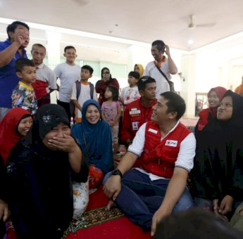 Pulihkan Psikososial, Ini yang Dilakukan Deng Ical Bersama Korban Banjir di Manggala