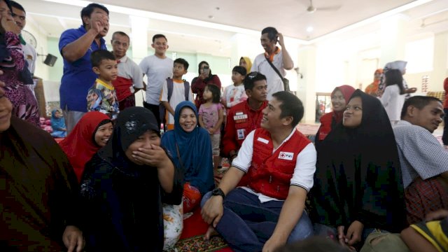 Ketua PMI Kota Makassar, Syamsu Rizal (Deng Ical) berbaur dengan masyarakat korban banjir di Kecamatan Manggala, Sabtu (26/01/2019).