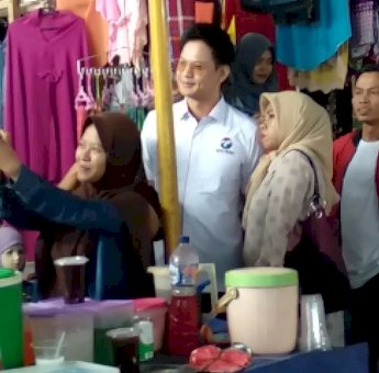 Kunjungi Pasar Tradisional di Wajo, Andi Arsyil Jadi Rebutan Emak-Emak
