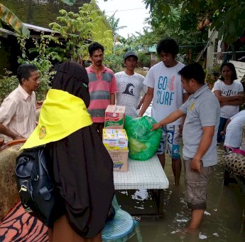 Kosta Massenrenpulu Salurkan Bantuan Pada Korban Banjir di Bung dan Antang
