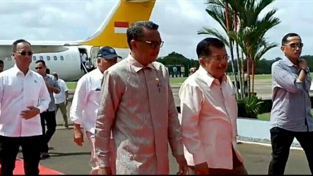 Wakil Presiden Republik Indonesia, Jusuf Kalla didampingi Gubernur Sulsel, Nurdin Abdullah tiba di Bandara Galaktika TNI AU Hasanuddin, Minggu (27/01/2019).