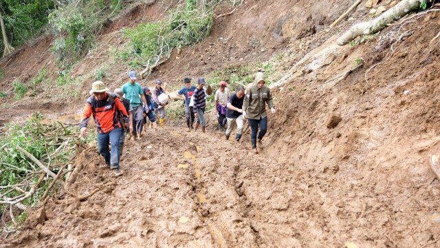 Ketua TP PKK Kabupaten Gowa, Priska Paramita Adnan menyusuri jalan berlumpur dengan berjalan kaki di Kecamatan Bungaya, Sabtu (26/01/2019).