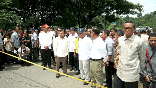 Wakil Presiden RI, M Jusuf Kalla meninjau jembatan Jenelata yang putus akibat terjangan banjir di Desa Manuju Kecamatan Parangloe, Kabupaten Gowa, Minggu (27/01/2019).