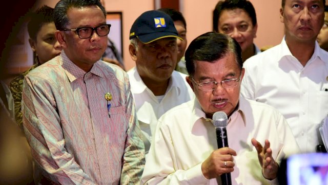 Wakil Presiden RI, M Jusuf Kalla memberikan keterangan Pers usai pelaksanaan rapat koordinasi penanggulangan bencana dan tanah longsor di Kantor Gubernur Sulsel, Minggu (27/01/2019).