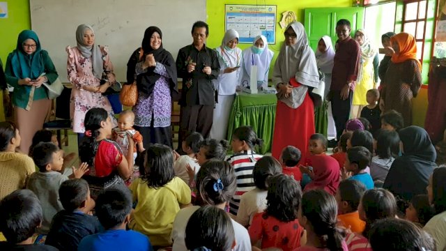Pemulihan trauma oleh tim psikologi dari Dinas Sosial dan Dinas Pendidikan Kabupaten Gowa kepada ratusan anak korban banjir dan longsor, Minggu (27/01/2019).