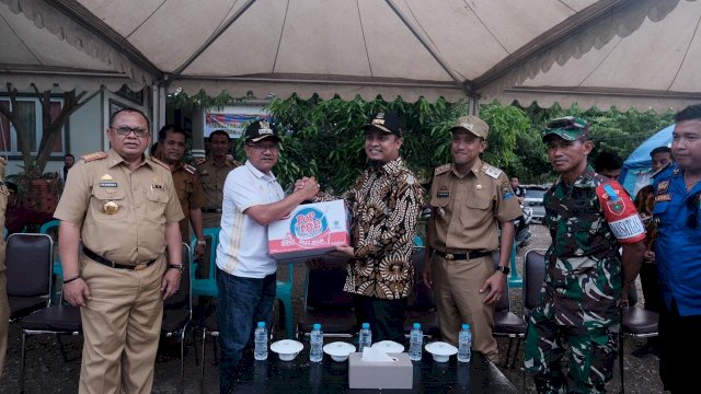 Wakil Gubernur Sulsel, Andi Sudirman Sulaiman menyerahkan bantuan secara simbolis kepada Bupati Jeneponto Ikhsan Iskandar, Senin (28/01/2019).