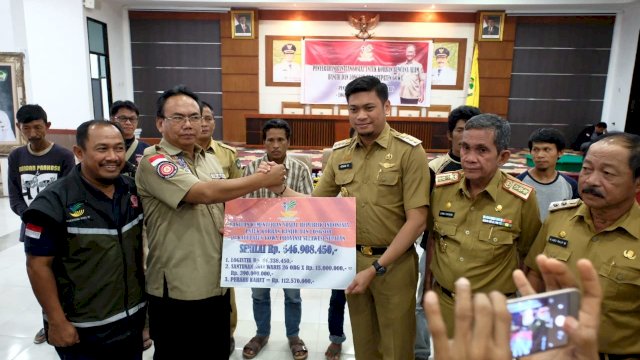 Dirjen Perlindungan dan Jaminan Sosial Kemensos RI, Harry Hikmat menyerahkan bantuan secara simbolis untuk korban bencana alam banjir dan tanah longsor, kepada Bupati Gowa, Adnan Purichta Ichsan, Senin (28/01/2019).