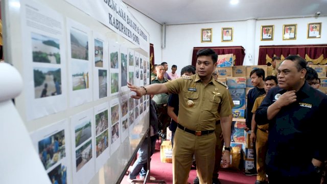 Bupati Gowa, Adnan Purichta Ichsan menjelaskan kepada MenPAN-RB, Syarifuddin terkait kondisi bencana banjir dan longsor, di Baruga Karaeng Pattingalloang Kantor Bupati Gowa, Selasa (29/01/2019).
