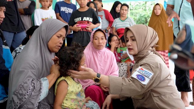 Ketua TP PKK Kabupaten Gowa, Priska Paramita Adnan mengunjungi korban banjir dan longsor di Kecamatan Bungaya, Selasa (29/01/2019).