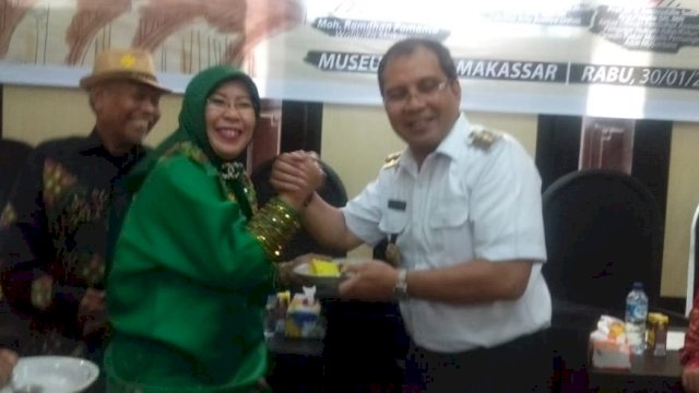 Wali Kota Makassar, Danny Pomanto salam komando bersama Kepala Dinas Kebudayaan Hj. Sittiara, pada Seminar Kebudayaan yang berlangsung di Museum Kota Makassar, Rabu (30/01/2019).