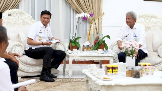 Pertemuan antara Kepala Balai Besar Wilayah Sungai Pompengan Jeneberang (BBWSPJ) T Iskandar, bersama Bupati Gowa Adnan Purichta Ichsan di Rumah Jabatan Bupati Gowa, Rabu (30/01/2019).