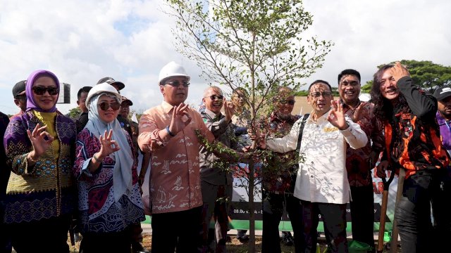 Penanaman pohon di Jalan Perintis Kemerdekaan, Kota Makassar, Kamis (31/01/2019).