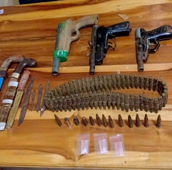 Gerebek Rumah Bandar Narkoba, Anggota Polres Soppeng Amankan Senjata Api