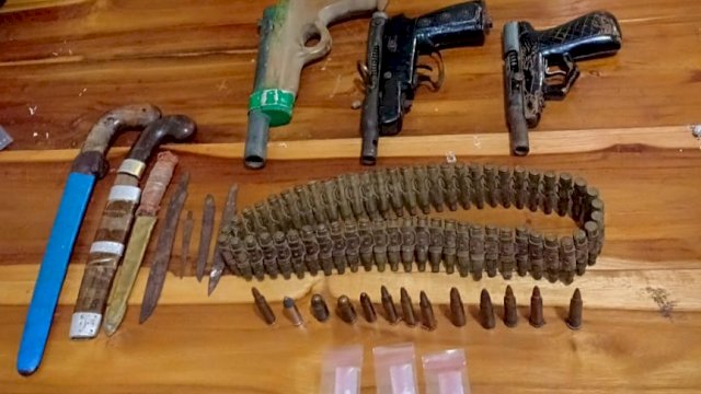 Barang bukti yang diamankan dari terduga bandar narkotika di Desa Barang, Kecamatan Liliriaja, Kabupaten Soppeng, Selasa (05/02/2019) dini hari.
