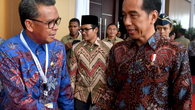 Presiden RI, Joko Widodo bersalaman dengan Gubernur Sulsel Nurdin Abdullah pada peringatan Hari Pers Nasional di Grand City Mall and Convention Hall, Kota Surabaya, Jawa Timur, Sabtu (09/02/2019).