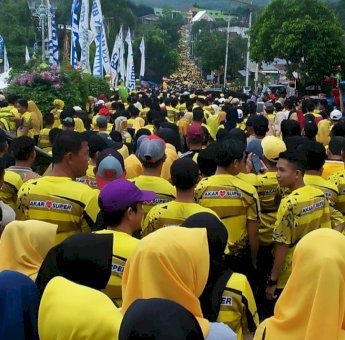 Ribuan Warga Antusias Ikuti Gerak Jalan Santai Peringatan 3 Tahun Kepemimpinan Kaswadi di Soppeng