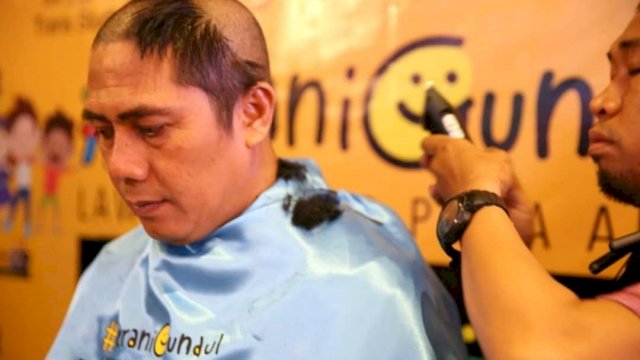 Wakil Wali Kota Makassar, Syamsu Rizal (Deng Ical) menggunduli kepala pada acara anak kanker di TSM, Minggu (24/02/2019).