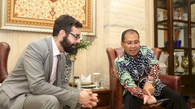 Wali Kota Makassar, Moh. Ramdhan Pomanto bersama perwakilan dari KFW Bank dari pemerintah Jerman yang menawarkan kerjasama Kereta Api Dalam Kota, Rabu (27/02/2019).